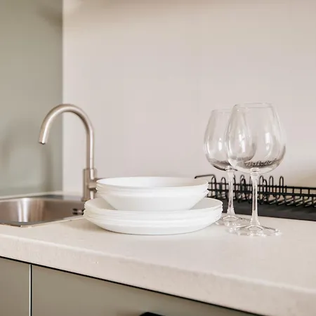 Just Urban - Modern And Strategic 1-br Flat C - Station